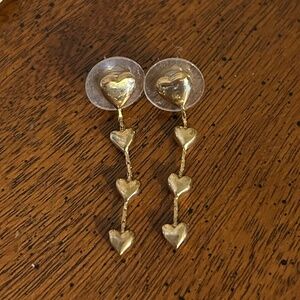 😉Bundle Days😉 A Pair Of Gold Toned String Of Hearts Dangle Earrings